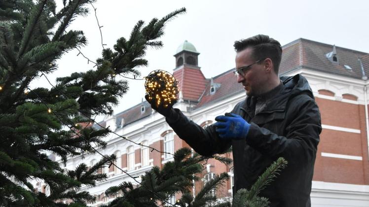 Eine Lichterkette und ein paar glitzernde Kugeln hat Andreas Szabó, Vorstandsvorsitzender des KTV-Vereins, schon am Weihnachtsbaum angebracht.