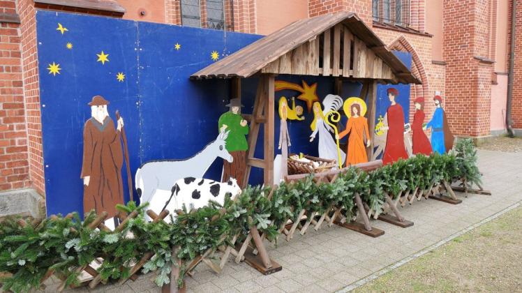 Die Stadtkirche St. Georg ist das höchste Bauwerk Grabows. Wenn man auf die Fachwerkstadt an der Elde zukommt, ist sie aus allen Himmelsrichtungen zu sehen. Zu ihren Füßen befindet sich derzeit eine selbst gebaute Weihnachtskrippe.