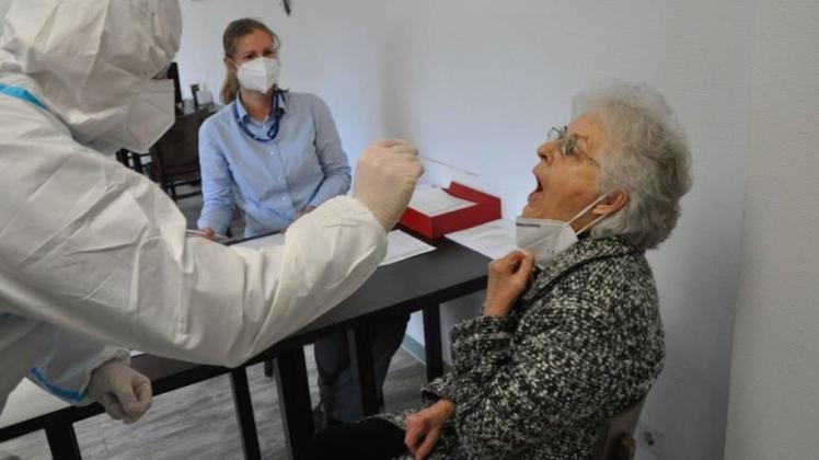 Für Pflegeheime gilt wegen der großen Gefährdung der Bewohner ein strenges Quarantänemanagement. Hier lässt sich eine Besucherin in der Awo-Einrichtung in Güstrow testen.