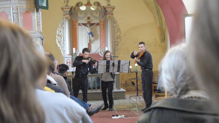 Das „Concentus Syderum“ hier bei einem Auftritt in der Kirche in Zahrensdorf möchte am Sonntag in der katholischen Kirche in Boizenburg aufspielen.