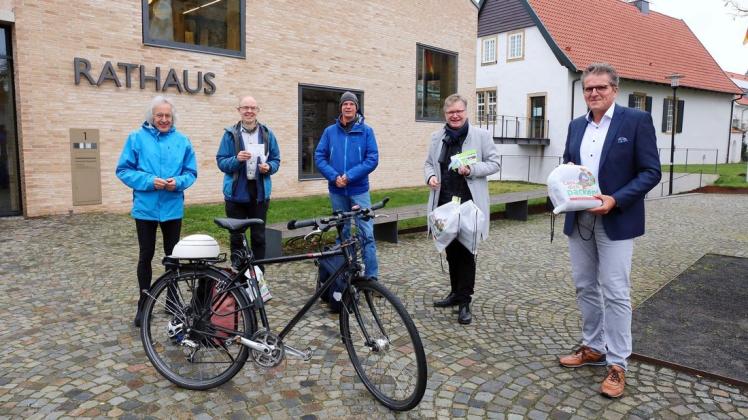 Wolfgang Felgendreher, Wolfgang Driehaus, Peter Bernhard und Markus Gerling (v.l.) wurden von Bürgermeister Guido Halfter als leistungsstärkste Fahrradfahrer beim Stadtradeln 2021in Bissendorf ausgezeichnet.