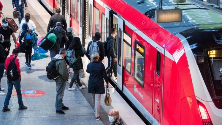 Pendler aus Ludwigslust sind verärgert, weil zwei wichtige Verbindungen wegfallen.