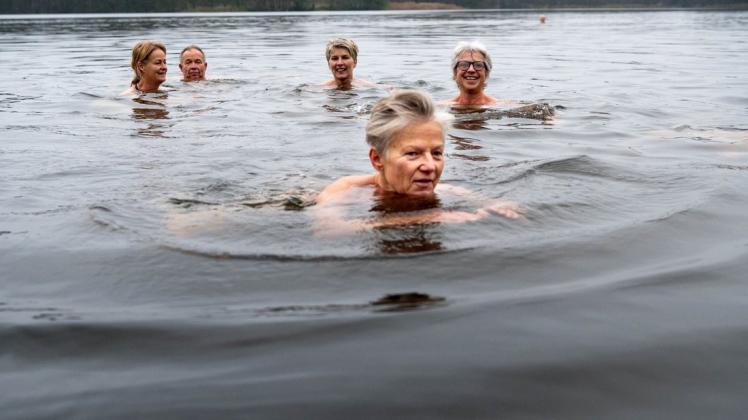 Jeden Montagmorgen treffen sich sechs Frauen und ein Mann zum Eisbaden. Vor einem Jahr hat Corona sie an den See getrieben. Zum Glück, sagen sie.