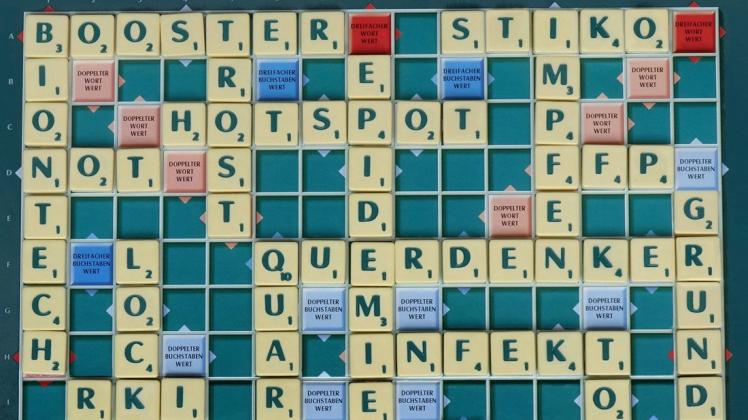 Die Corona-Pandemie hat auch die deutsche Sprache erreicht: Coronabegriffe auf einem Scrabblebrett. Foto: Sascha Steinach via www.imago-images.de