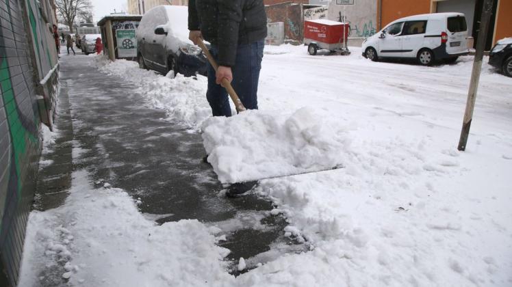 Bei Wintereinbruch sind Hauseigentümer und viele Mieter dazu verpflichtet, ihre Gehwege von Schnee und Eis zu befreien.