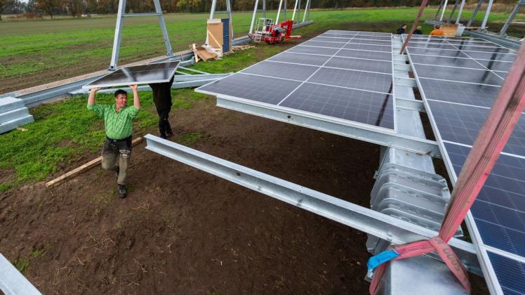 Im Wendland ensteht zurzeit die größte deutsche Agro-Photovoltaik-Anlage. Auch in Osnabrück soll geprüft werden, welche Flächen sich für die Solarstromerzeugung eignen.