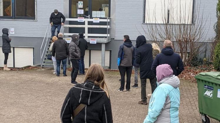 Warten auf den Pieks in Heiligenrode: Bis zu 300 Menschen werden dort pro Rag geimpft. Warten auf den Pieks in Heiligenrode: Bis zu 300 Menschen werden dort pro Rag geimpft.