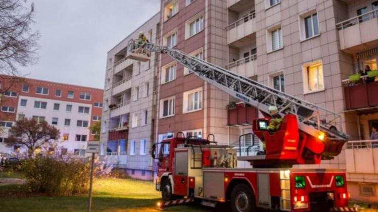 Bei einem Feuer in einem Mehrfamilienhaus in der Von-Stauffenberg-Straße wurden im November mehrere Personen mit der Drehleiter gerettet. Die Ermittlungen zum Brandgeschehen dauern noch an.