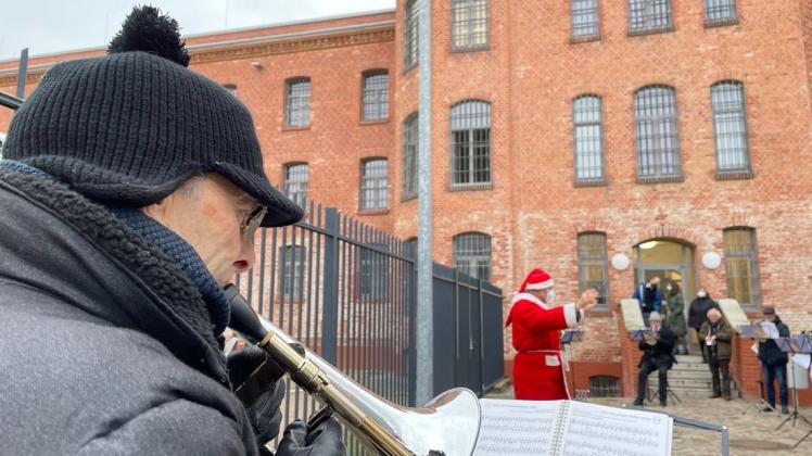 Weihnachtliche Musik erklingt am Mittwochnachmittag hinter den Gefängnismauer der Justizvollzugsanstalt Bützow-Dreibergen.