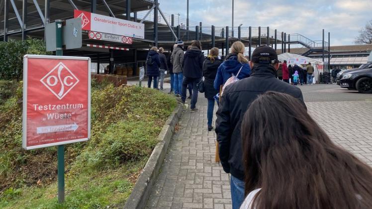 0c575b1b435a561c17c330605dbc48c7.jpeg Geduld war vor dem Panthers-Heimspiel gefragt: Vor dem Testzentrum im OSC-Innenhof bildete sich eine lange Schlange.