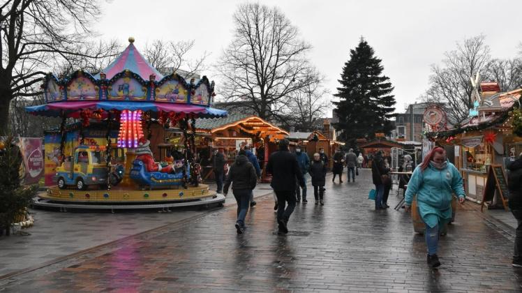 Durch geringe Besucherzahlen und graues Wetter wirkte der Rostocker Weihnachtsmarkt am Mittwoch, dem letzten Tag vor der Schließung, eher trist.