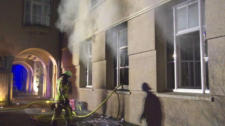 Verkohlte Möbelstücke auf dem Gehweg vor dem Rathaus: Die Schadenssumme des Brandanschlags hat die Stadt inzwischen auf über 250.000 Euro nach oben korrigiert.