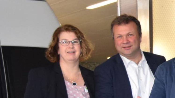 Die scheidende Pflegedienstleiterin Christa Ibelings an der Seite von DKD-Geschäftsführer Florian Friedel.