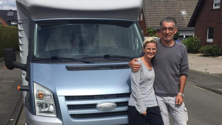 Frank und Stefanie Oferath am Wohnmobil vor dem Start zur Arbeitsplatzsuche, die in Greven ein Ende gefunden hat.