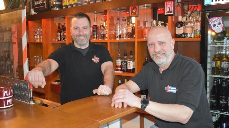 Der Alte und der Neue: Fabian Stenzel (l.) übernimmt die La Havanna-Bar in der Kröpeliner-Tor-Vorstadt zum Jahresende von Ulf Blodow, der sich neuen beruflichen Herausforderungen widmet.