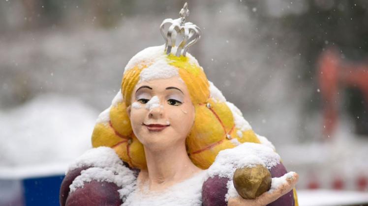 Schneefall in Rostock: Weiß gepudert präsentierte sich die Innenstadt am Donnerstag – auch die Märchenfiguren auf dem seit Donnerstag geschlossenen Weihnachtsmarkt.
