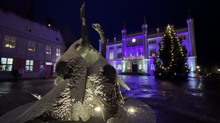 Vom Rathausbalkon in Bützow wird am Freitag und Sonnabend weihnachtliche Musik erklingen. Das Rathaus und das Bützower Schloss präsentieren sich außerdem wieder in leuchtenden Farben.