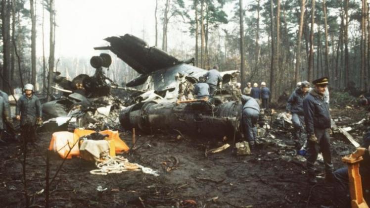 Die Absturzstelle am 12.12.1986: Die Maschine stürzte in einem Waldgebiet vor dem Flughafen Berlin-Schönefeld ab. 20 Schweriner Schüler und ihre Begleiter starben.