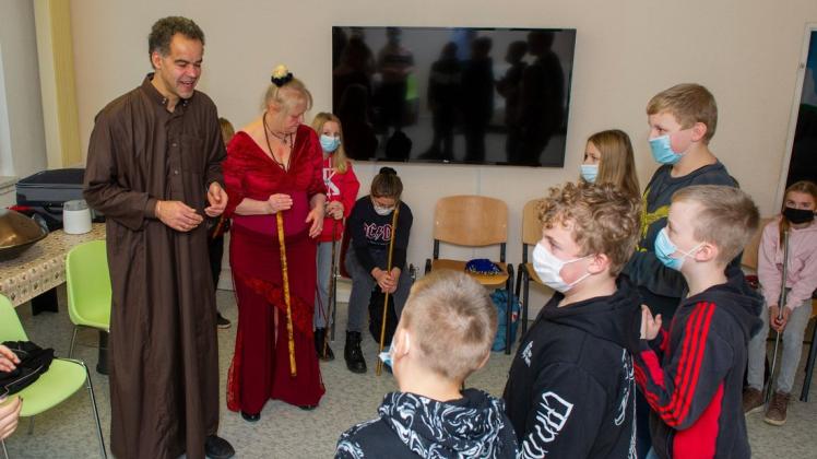 Die Künstlerin Suhana und der Trommler Castano nahmen die Jungen und Mädchen durch Musik und Tanz auf Entdeckungsreise in fremde und unbekannte Welten.