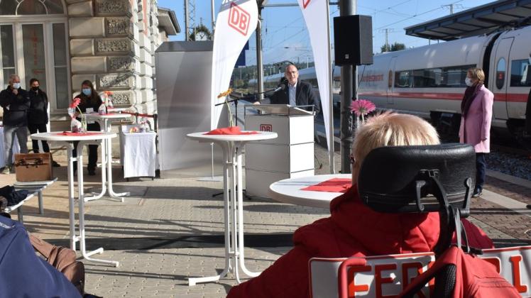 Bützows Bürgermeister Christian Grüschow bei der Eröffnung des barrierefreien Bahnhofs im Oktober. Der ICE-Stopp unterbrach kurz seine Rede.