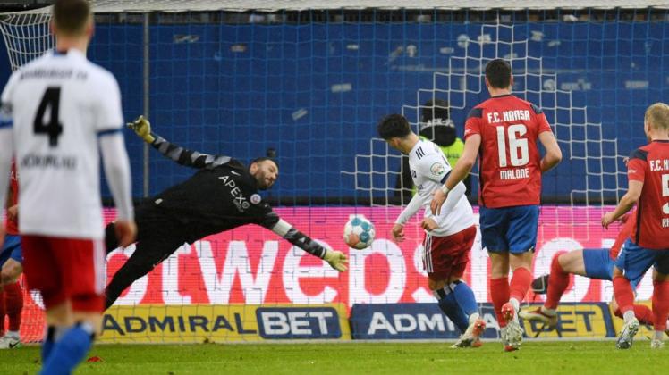 Ludovit Reis vom Hamburger SV erzielt in der 18. Minute den Treffer zum 2:0, Hansa-Torhüter Markus Kolke ist machtlos.