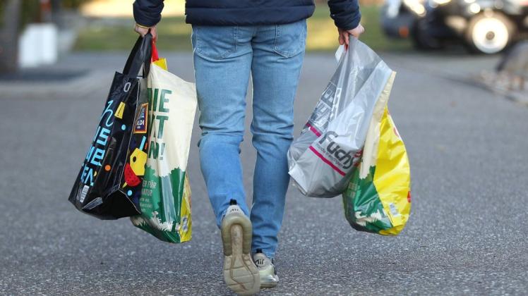 Einweg-Plastiktüten werden ab 1. Januar im Einzelhandel nicht mehr ausgegeben, Mehrwegplastiktüten allerdings schon.