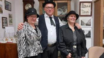Dem Thema des Krimidinners angemessen, kleideten sich Marie-Luise Kleve, Martin und Bärbel Oehlke (v.r.) im Stil eines Hubertusfestes der 1920er-Jahre.