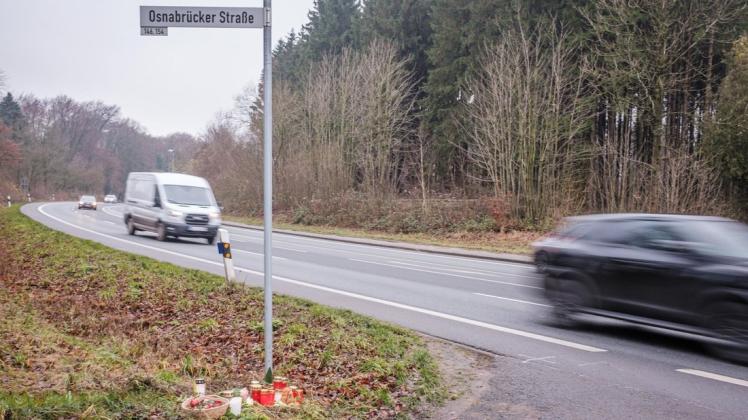 Tempo 100 dürfen die Autos an dieser Stelle der Bundesstraße 51 fahren. Am Montagmorgen kam dort ein 14-jähriger Junge aus Bad Iburg beim Überqueren der Straße ums Leben.