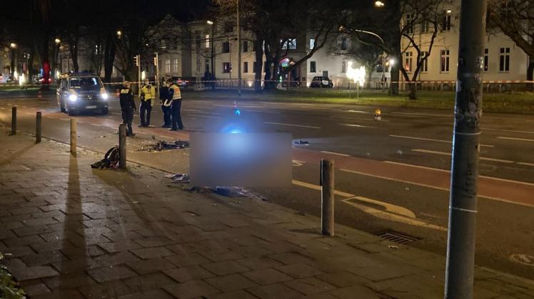 Schon wieder: Ende November wurde ein Radfahrer auf dem Heger-Tor-Wall von einem Lkw überrollt. Er starb noch am Unfallort. Schon wieder: Ende November wurde ein Radfahrer auf dem Heger-Tor-Wall von einem Lkw überrollt. Er starb noch am Unfallort.