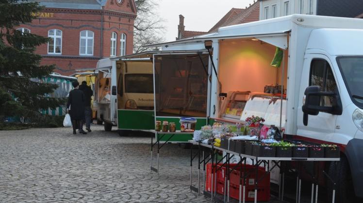 Der vorletzte Wochenmarkt in Sternberg. Am 22. Dezember stehen die Stände noch einmal da, danach ist erst einmal zwei Wochen Pause.