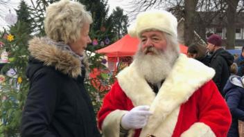 Der Weihnachtsmann, hier im Jahre 2018 beim Weihnachtsmarkt im August-Cords-Park, plaudert mit Dörte Klaczek.