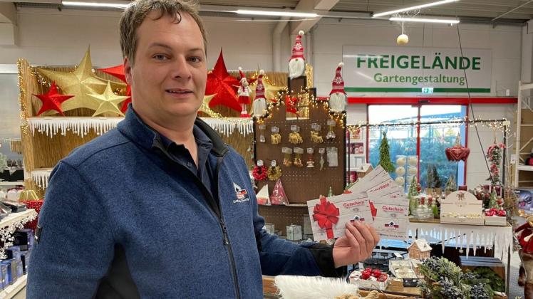 Weihnachtsstimmung im EGN-Baustoffmarkt Bützow. Verkäufer Marcel Koszykowska mit Gutscheinen, die zum Weihnachtsfest von Familienangehörigen an Heimwerker verschenkt werden.