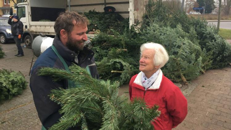 Tannenzweige statt Weihnachtsbaum: Brigitte Rehberg kauft bei Stefan Stern Grün für die Bodenvase.