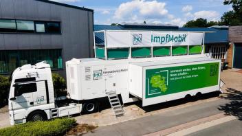 Das Innovation(s)Mobil der Innovativen Hochschule Jade-Oldenburg dient normalerweise als mobile Plattform des Wissenschaftstransfers - jetzt soll es die Impfambulanzen unterstützen.
