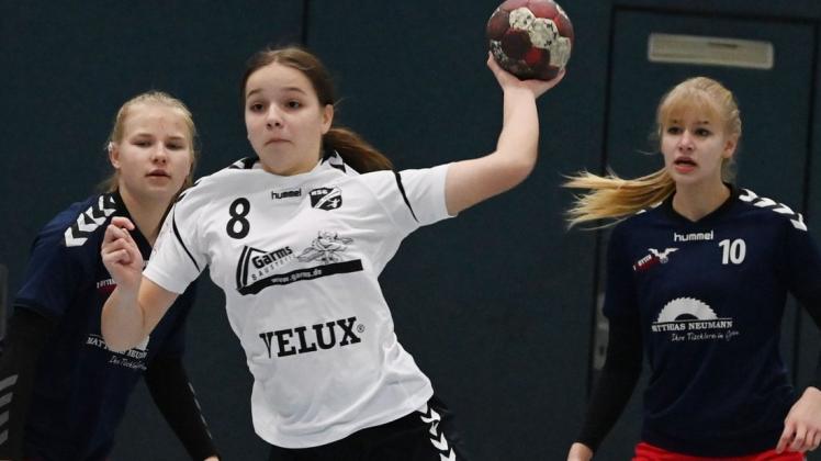 Die B-Jugend-Handballerinnen der HSG Hude/Falkenburg um Jette Wöhler (beim Wurf) haben ihr Oberliga-Heimspiel gegen den TV Oyten gewonnen.