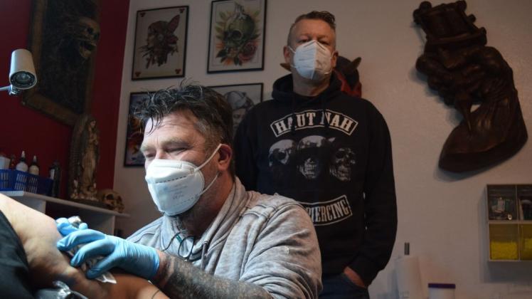 Rund jedes zweite Tattoo stechen Heiko Graack und Jens Hannemann vom Tattoostudio Hautnah ihren Kunden in Farbe unter die Haut. Rund jedes zweite Tattoo stechen Heiko Graack und Jens Hannemann vom Tattoostudio Hautnah ihren Kunden in Farbe unter die Haut.