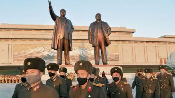 Nordkoreanische Soldaten besuchen den Mansu-Berg am 10. Jahrestag des Todes des zweiten Führers Kim Jong Il. Im Hintergrund sind Statuen von Nordkoreas Staatsgründer Kim Il Sung (l.) und seinem Sohn Kim Jong Il zu sehen.