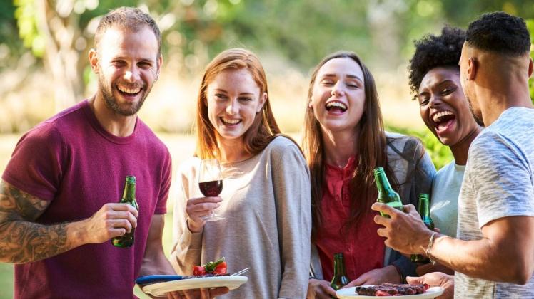 Mal Bier, mal Wein trinken: Ist es wirklich schlecht, die Getränke zu mischen? Wir räumen mit Alkohol-Mythen auf. Symbolfoto Mal Bier, mal Wein trinken: Ist es wirklich schlecht, die Getränke zu mischen? Wir räumen mit Alkohol-Mythen auf. Symbolfoto