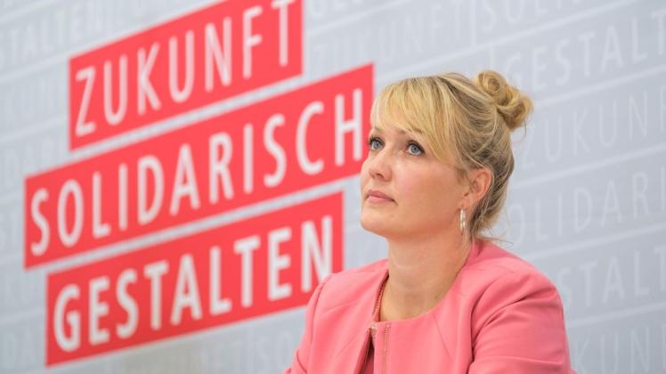 Laura Pooth spricht.