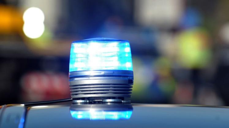 Das Blaulicht eines Streifenwagens der Polizei leuchtet.