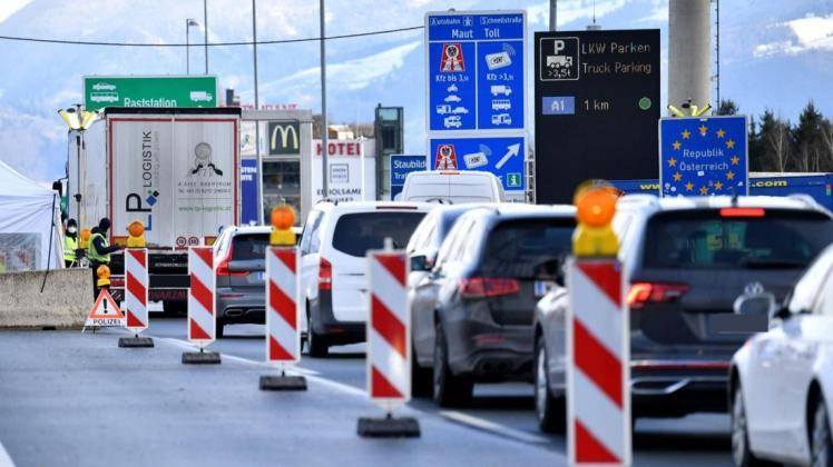 Autos stehen in einem Stau aufgrund von Grenzkontrollen am Grenzübergang Walserberg in Fahrtrichtung Salzburg.