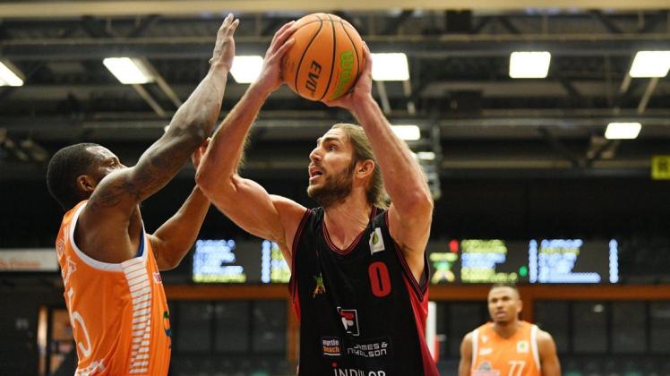Wehrte sich vergebens: Adam Pechacek (rechts) war noch der beste Spieler der Artland Dragons bei der Niederlage in Vechta. Wehrte sich vergebens: Adam Pechacek (rechts) war noch der beste Spieler der Artland Dragons bei der Niederlage in Vechta.