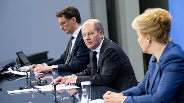 Bundeskanzler Olaf Scholz und die Länderchefs haben im Kampf gegen die Omikron-Variante neue Maßnahmen verkündet.