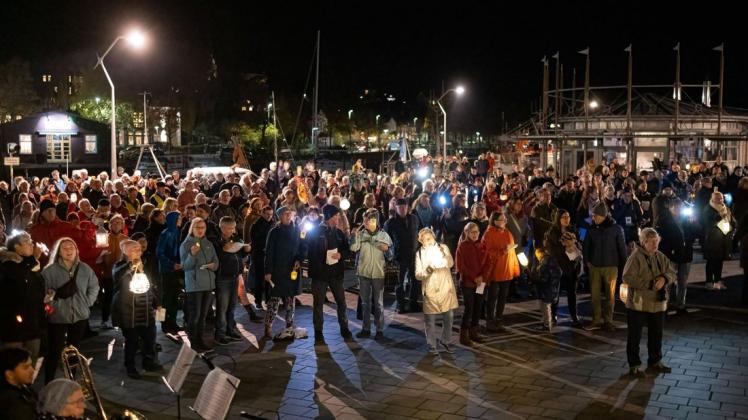 Schon beim Reformationstag feierten etwa 500 Menschen an der Holzbrücke am Hafen mit Andacht und gemeinsamem Singen.