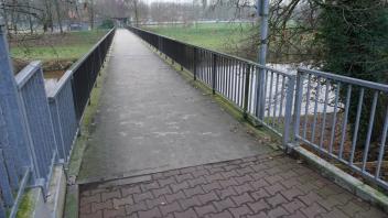 Die Piusbrücke über die Hase in Haselünne. Sie verbindet den Piusweg und die Hammer Straße, an dem sich das Krankenhaus befindet, mit dem Sportzentrum und der Lingener Straße. Die Brücke wird 2022 saniert.