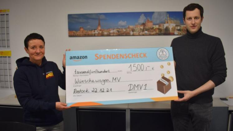 Spende für den ASB-Wünschewagen MV in Rostock: Bettina Hartwig freute sich über den Scheck von Nikolaus Koenigsegg-Aulendorf.