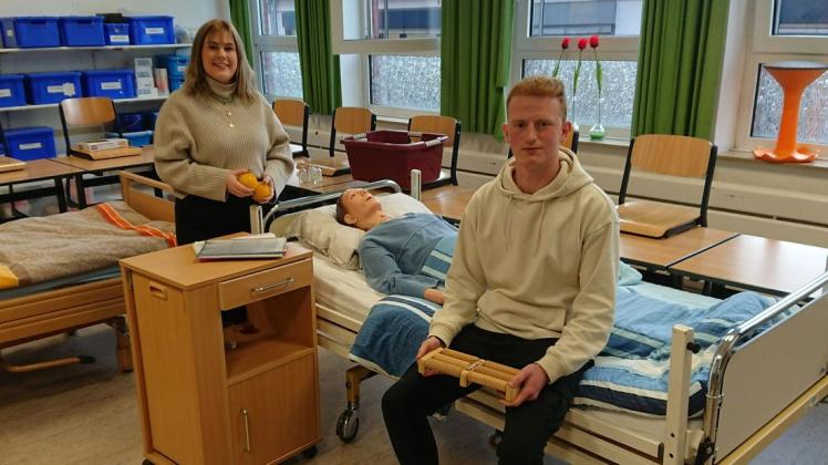 Jaimie-Lee Brahmlage und Tim Lampe in den Übungsräumen der Meppener Marienhausschule. Hier lernen sie die alltäglichen Aufgaben eines Heilerziehungspflegers. Jaimie-Lee Brahmlage und Tim Lampe in den Übungsräumen der Meppener Marienhausschule. Hier lernen sie die alltäglichen Aufgaben eines Heilerziehungspflegers.