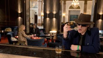 Udo Lindenberg entspannt sich an der Hotelbar, während Charlotte Lindholm (Maria Furtwängler) sich den Fragen des Hamburger Kollegen Ruben Delgau (Jens Harzer) stellen muss.