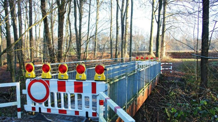 Derzeit aus Verkehrssicherheitsgründen gesperrt: die Brücke Wiesengarten über den Kiffenbrinkbach im Stadtteil Oesede.