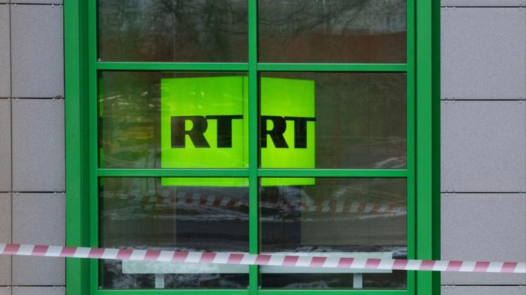 Der russische Fernsehsender RT DE ist seit Mittwoch nicht mehr über Satellit in Deutschland empfangbar.